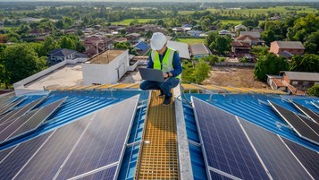installation panneaux solaires sur un toit