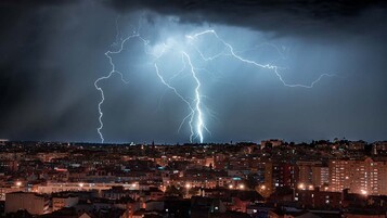 « Bombe météorologique » : 5 gestes à faire absolument ce mercredi soir pour protéger vos appareils électriques