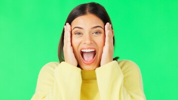 Jeune femme surprise et contente
