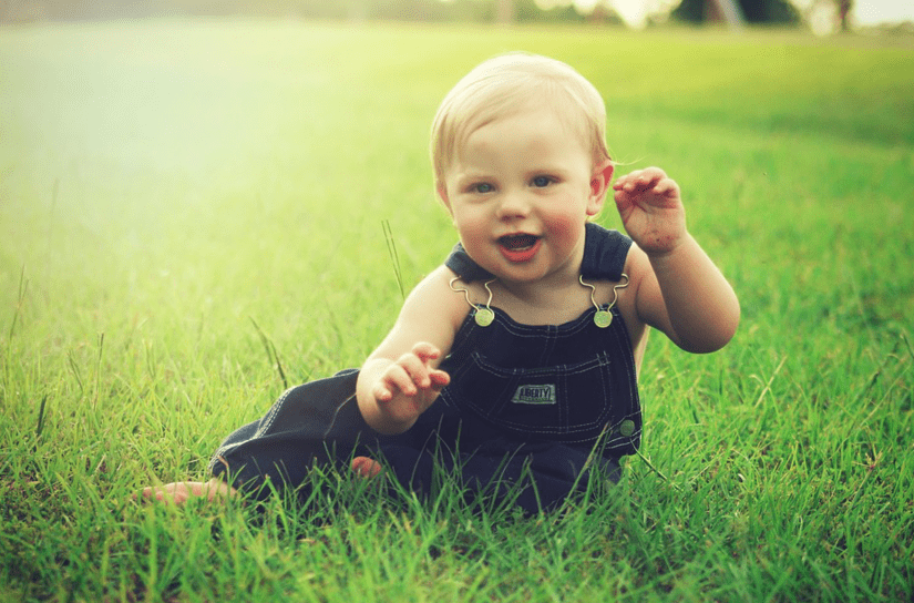 Enfant dans l'herbe