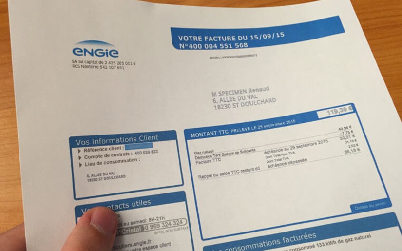 Personne tenant une facture de gaz ENGIE