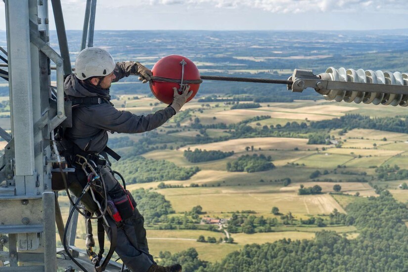 Ce que ces boules sur les lignes haute tension protègent vraiment (et ce n'est pas seulement les avions)