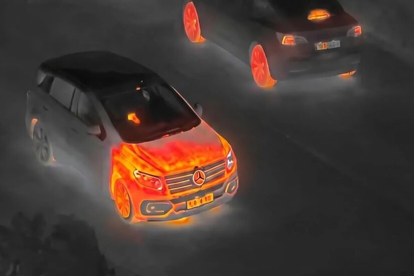 Une caméra thermique filme une voiture électrique et une thermique côte à côte : la différence est radicale