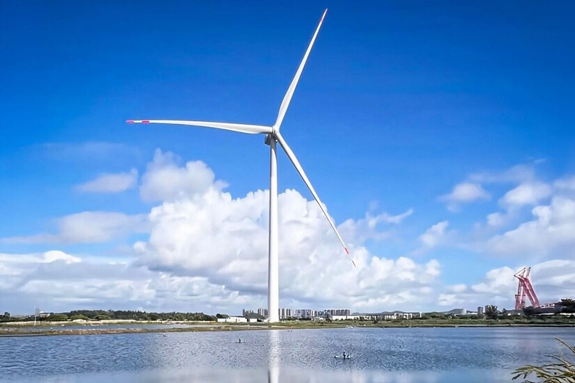 La Chine présente l'éolienne la plus grande du monde : chaque pale est un gratte-ciel et balaie 10 terrains de foot