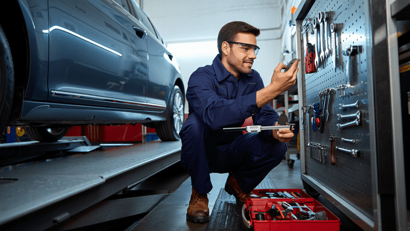 Un garagiste entrain de choisir les pièces auto