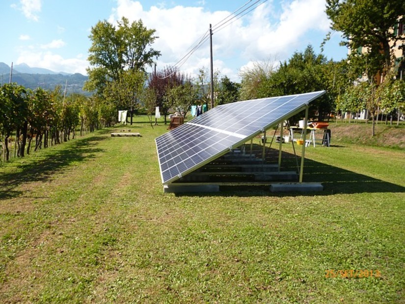 Panneaux dans un jardin