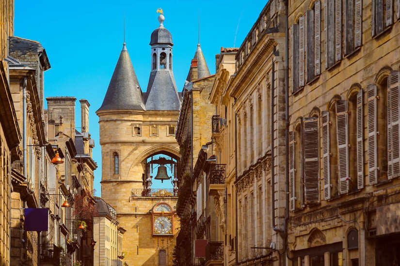 rue de bordeaux avec ciel bleu