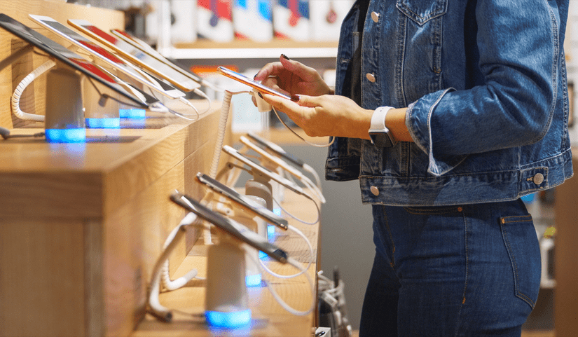 woman-smartphone-shop