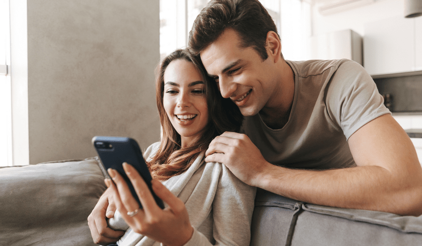 couple-smartphone