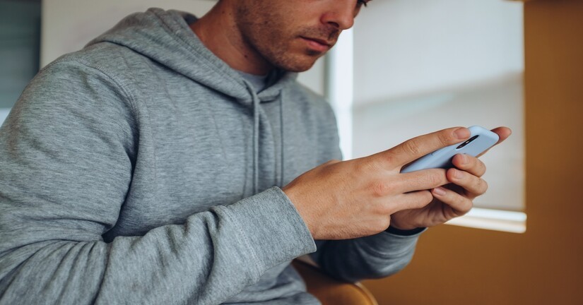 Homme utilisant son smartphon