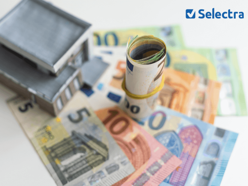 Maquette de maison et billets en euros illustrant le ROI d'une rénovation énergétique