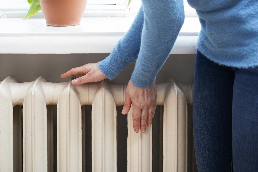 Mes radiateurs chauffent plus et consomment moins depuis que je fais ceci chaque hiver (et ça ne coûte pas 1€)