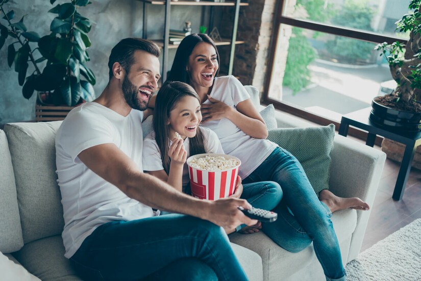 Une famille regarde un film