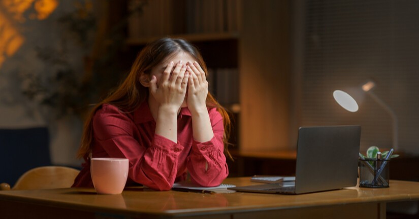 Femme angoissée devant son ordinateur portable
