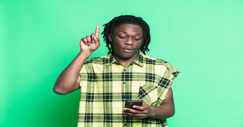 Jeune homme consultant son smartphone